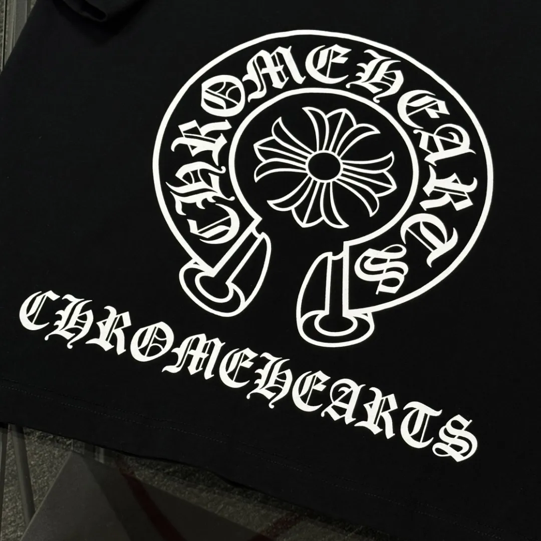 P170 Chrome Hearts Chrome Hearts 25 high version. The fabric is made of 300 grams of high-density pure cotton. It does not deform or shrink. It has three labels. It is the same style for men and women. Technology: suede foam printing. Color: white, black. SIZE: S-XL.